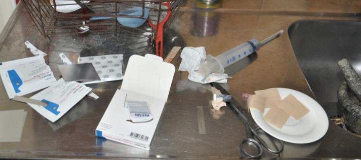 På diskbänken i parets hem hittades kanylen som  använts för att ge hustrun en dödlig injektion med narkotiska preparat. 
