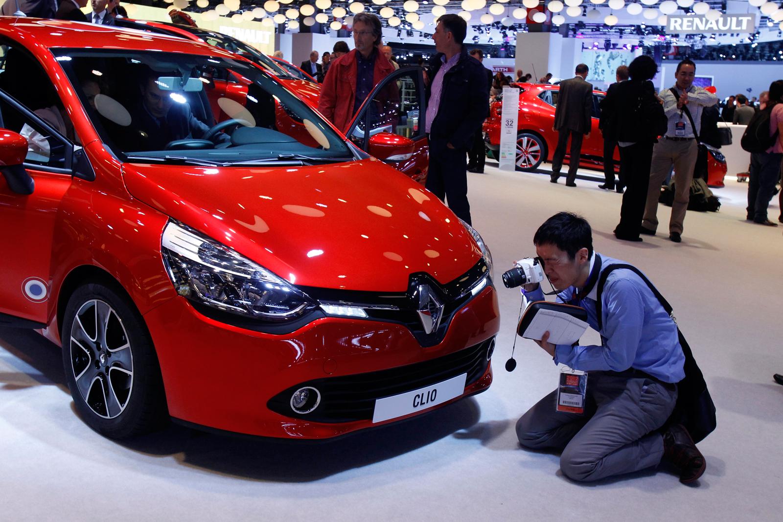 Renault Clio inspekteras noga. Foto: SCANPIX