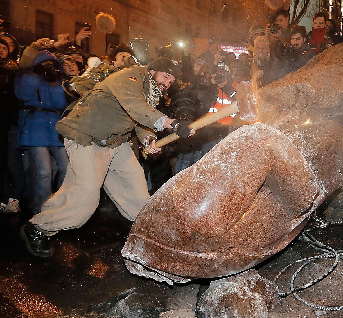 Ukrainska nationalister demolerar Leninstatyn i Kiev.