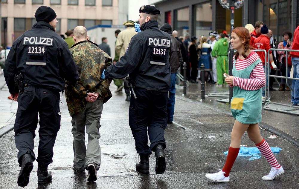 Kölnpolisen gjorde 180 gripanden under karnevalens första dag.