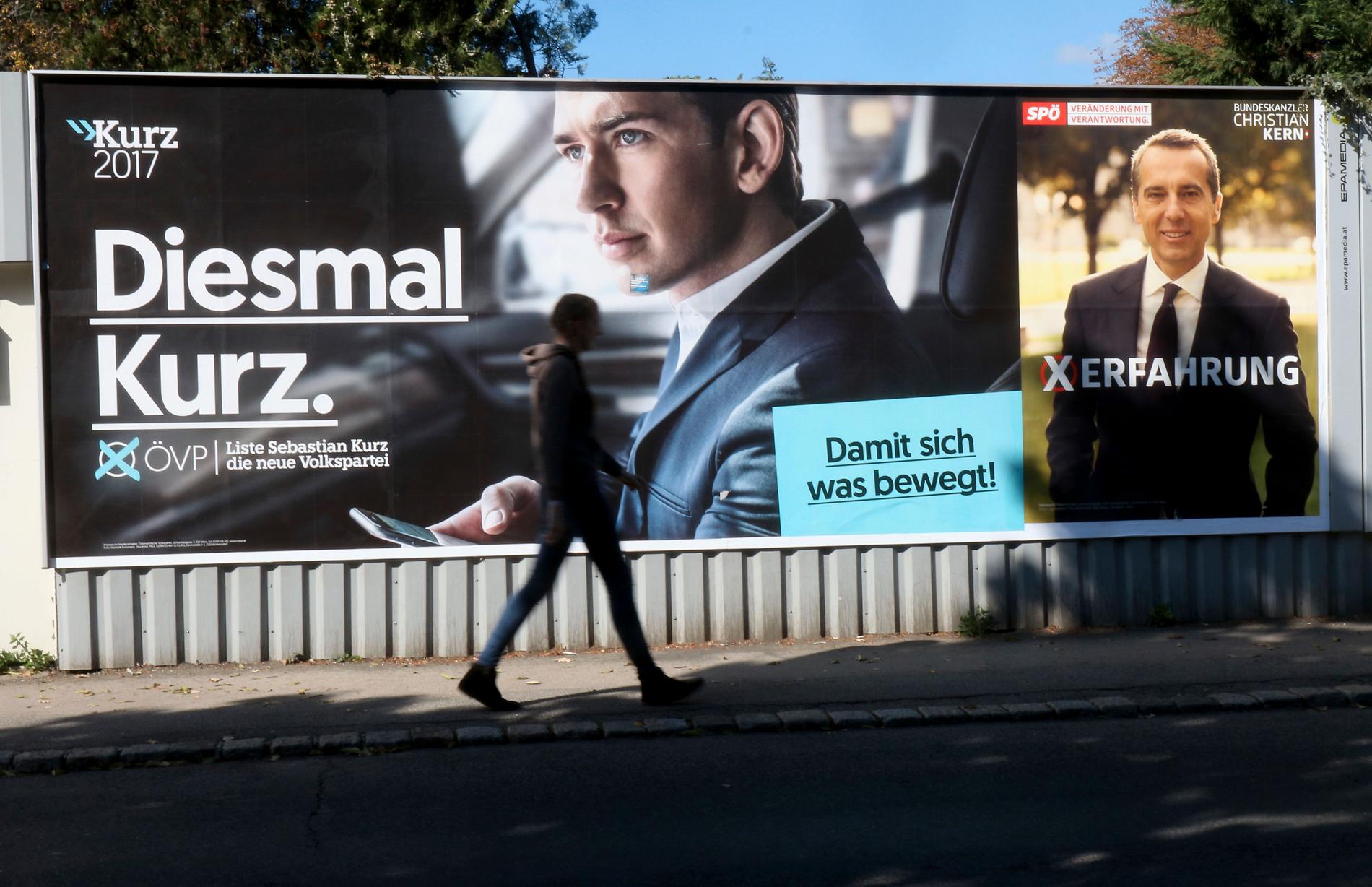 Österrike gick till val i dag. Här högerkandidaten Sebastian Kurz (till vänster) och socialdemokraten Christian Kern (till höger) på valaffischer i Wien.