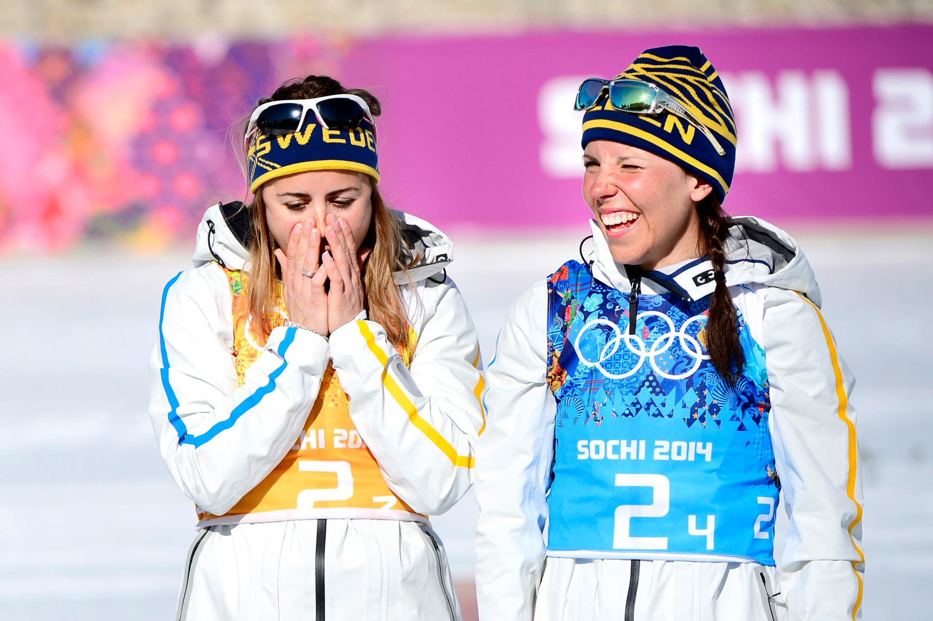 Anna Jönsson Haag (t.v.) med Charlotte Kalla efter guldstafetten i Sotji-OS.