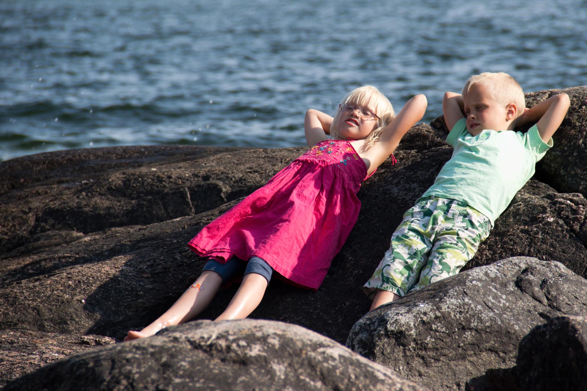 Tuva och Leo njuter i solen på Femöre i Oxelösund. Dom är sällan stilla så jag hade tur som fångade dom på kort, skriver Sandra