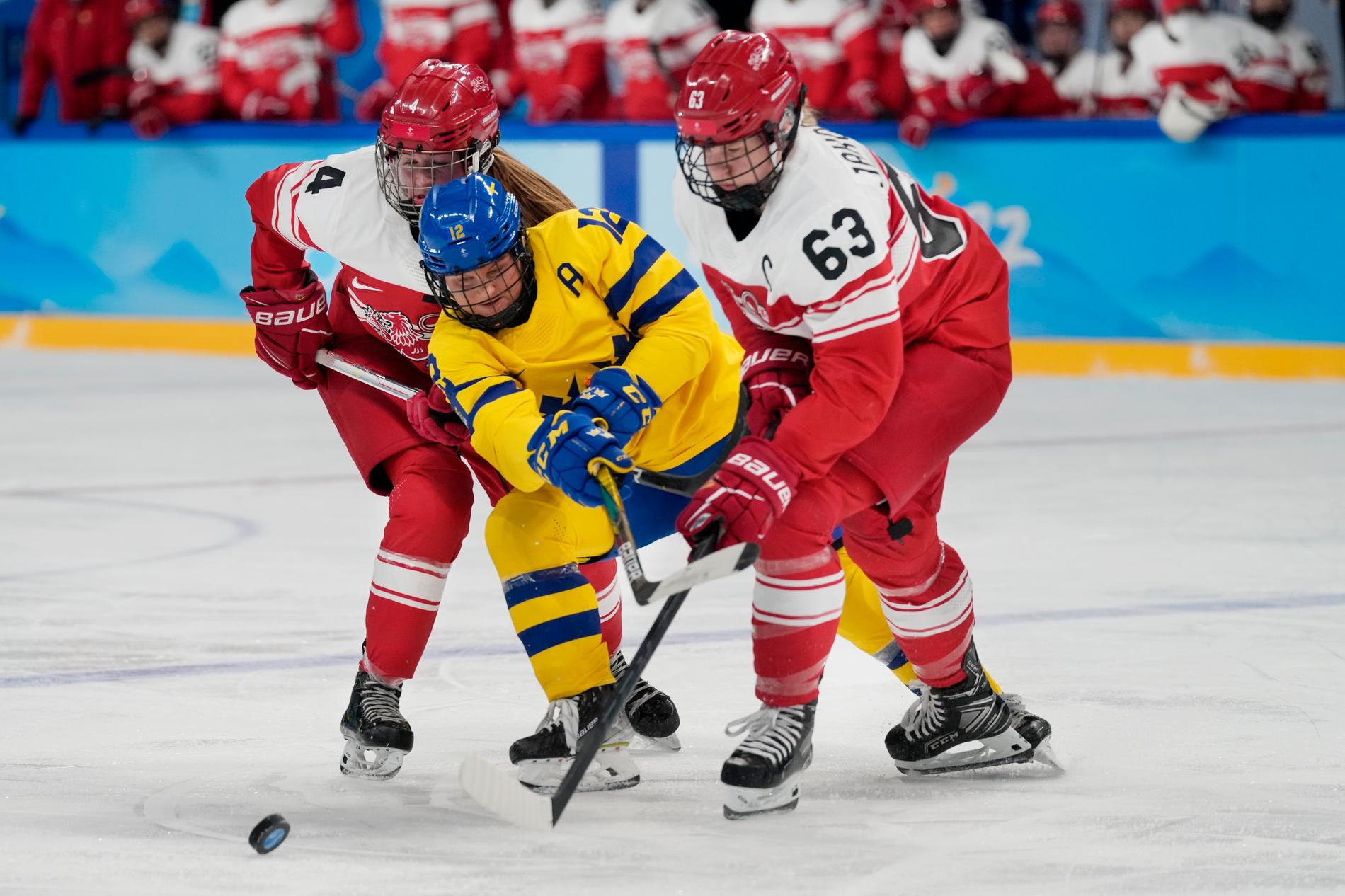 Damkronorna och backstjärnan Maja Nylén Persson, i gult, gör comeback i A-VM efter drygt tre års väntan. Här i kamp med Danmarks Silke Glud (4) och Josefine Jakobsen under OS. Arkivbild.