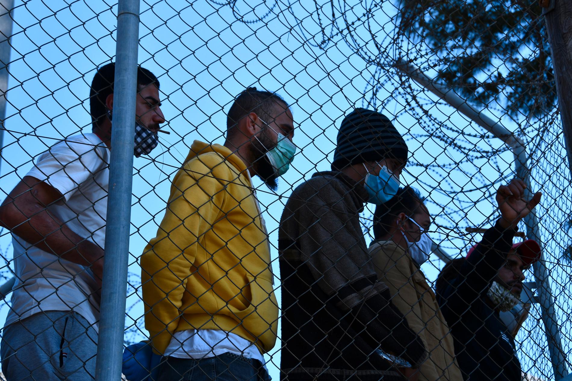 Migranter i ett flyktingläger på den grekiska ön Samos. Arkivbild.
