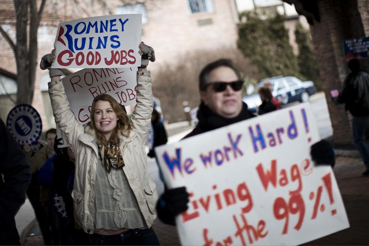 KAN FÅ BETALA DYRT  Mitt Romneys uttalande under frukostmötet i går snappades direkt upp av motståndarna som fortsatte måla upp en bild av Romney som en själlös lobbyist för storkapitalet.