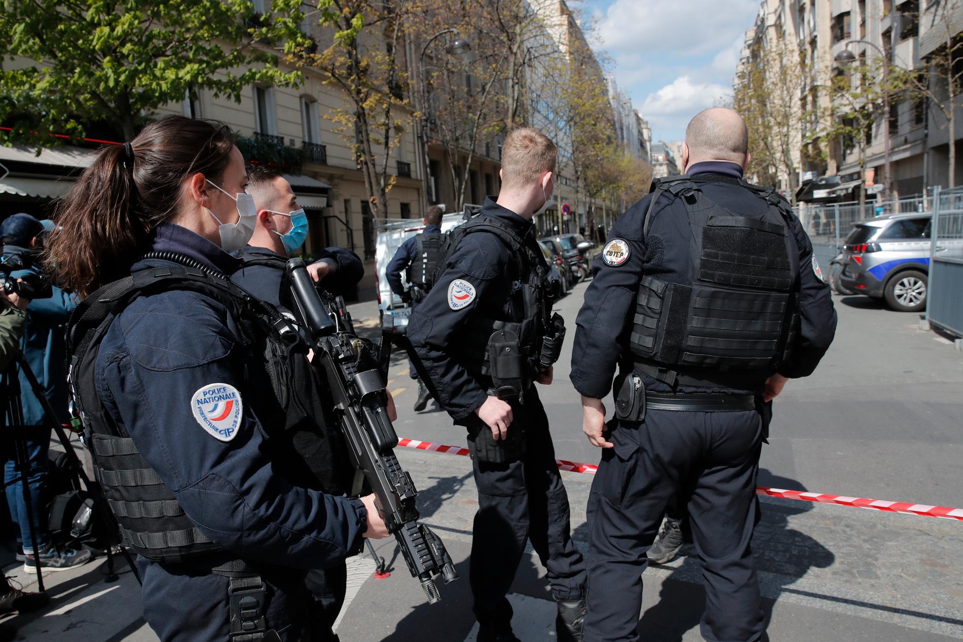 Polis utanför sjukhuset i Paris där skottdramat ägde rum.