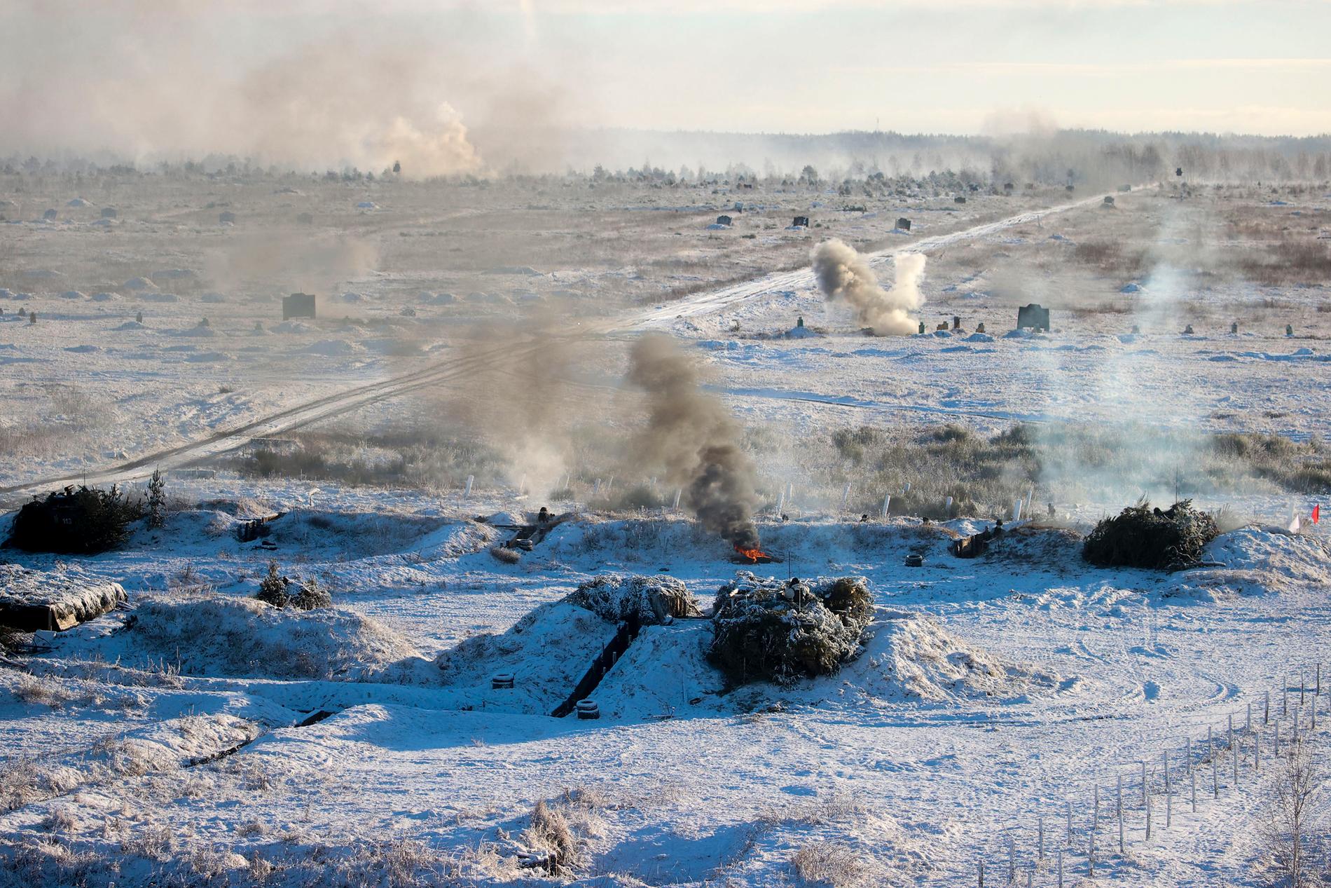 Röken stiger över de snötäckta fälten när Ryssland och Belarus genomför militärövningar.