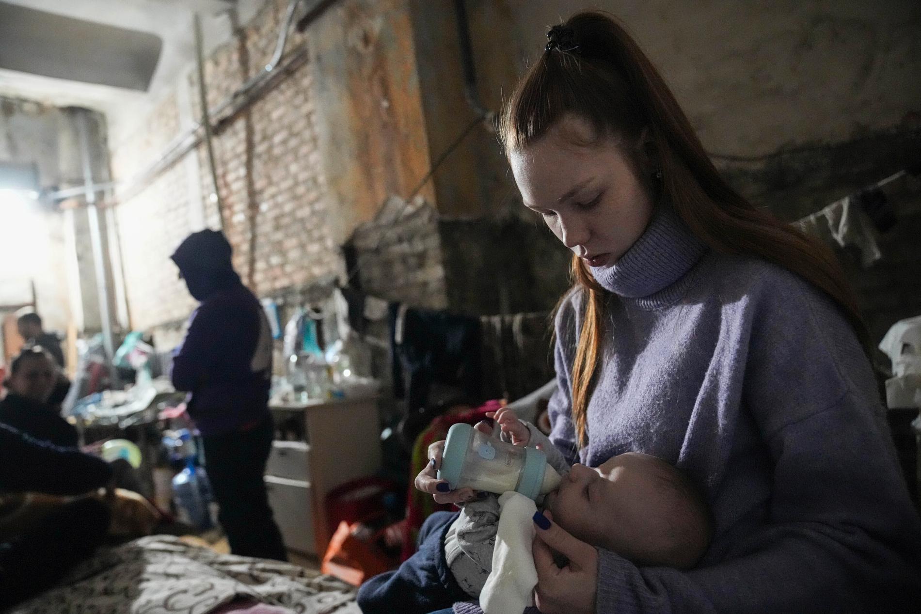 Mariupols barnsjukhus och förlossningsavdelning har bombats. Här matar en kvinna en bebis i ett improviserat bombskyddsrum.