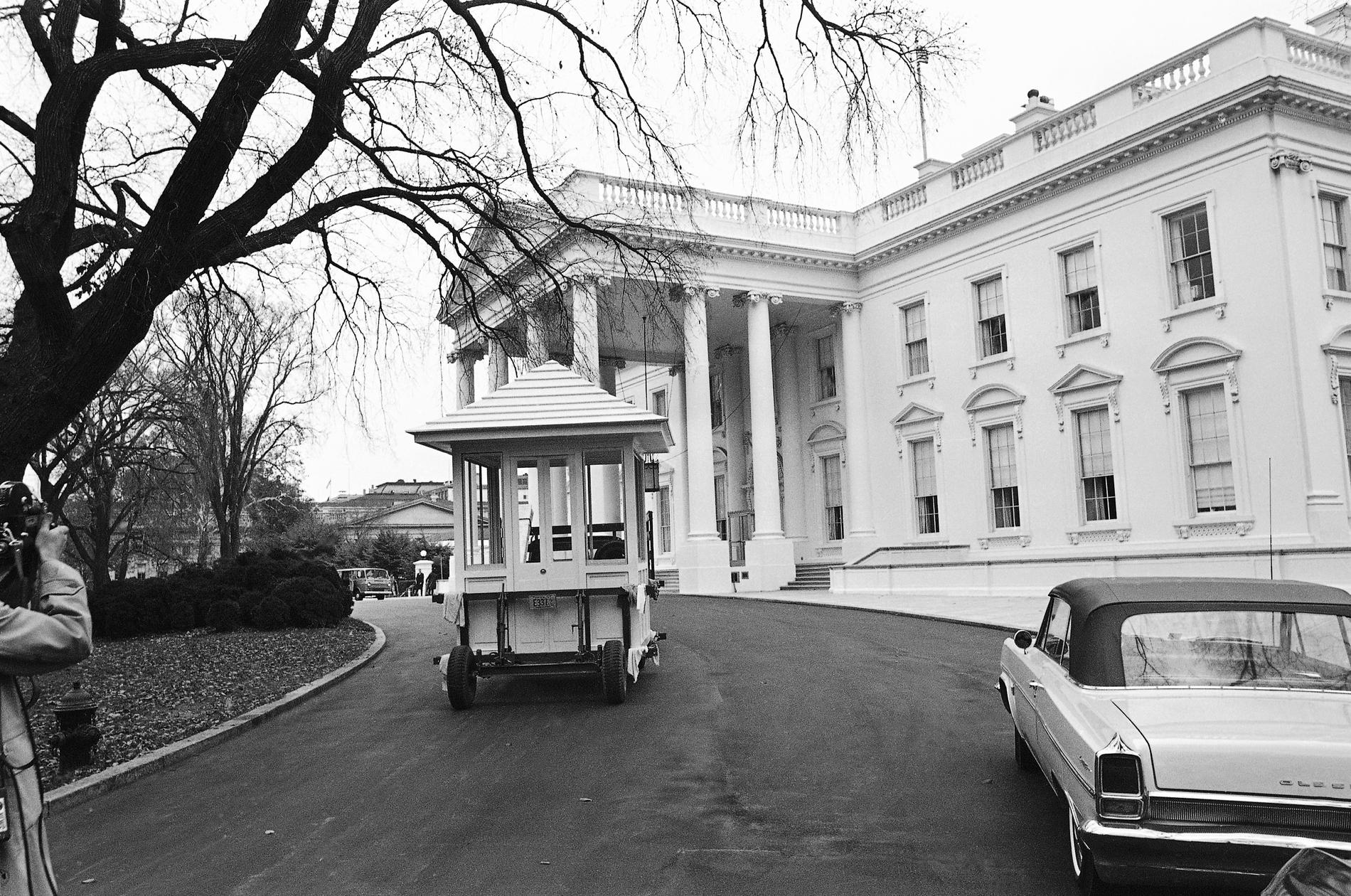 Omdaningarna har varit många i Vita huset genom åren. Här får residensets vakter, som tidigare stått i det fria, en ny kur den 12 november 1965.