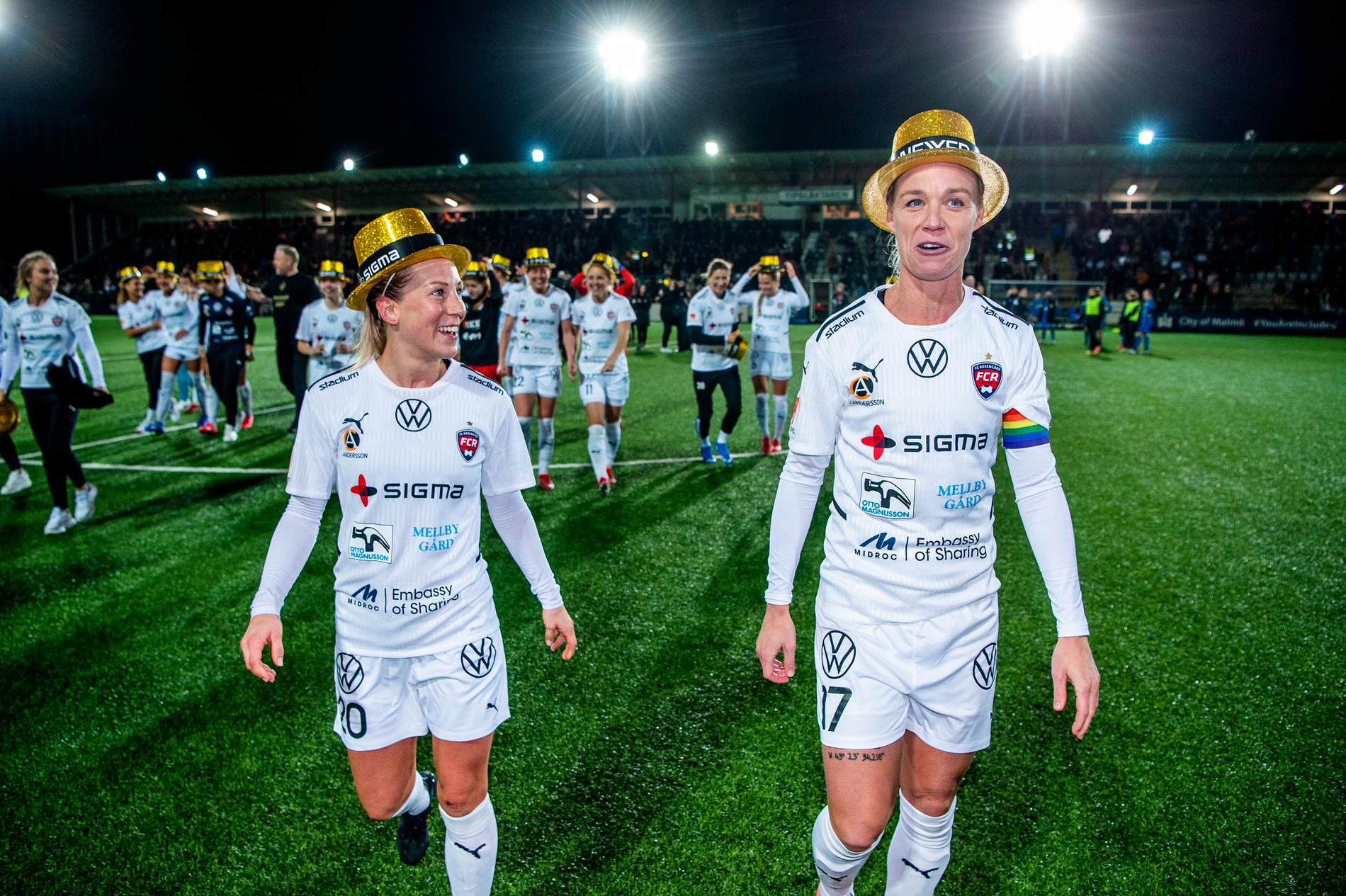 Mia Persson och Caroline Seger firar SM-guldet.
