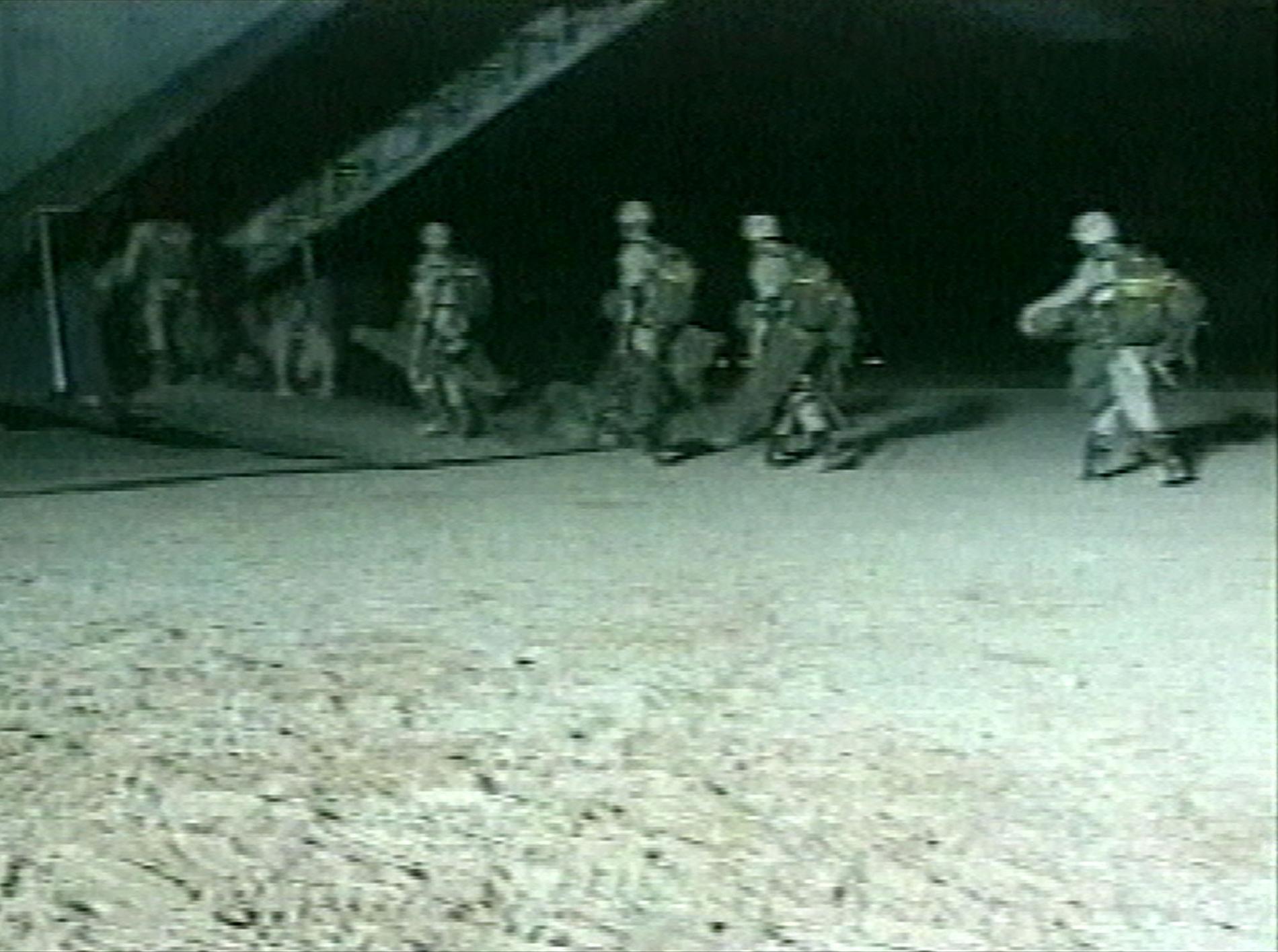 Amerikanska soldater går ombord på ett flygplan efter att ha attackerat mål i Afghanistan i oktober 2001.  