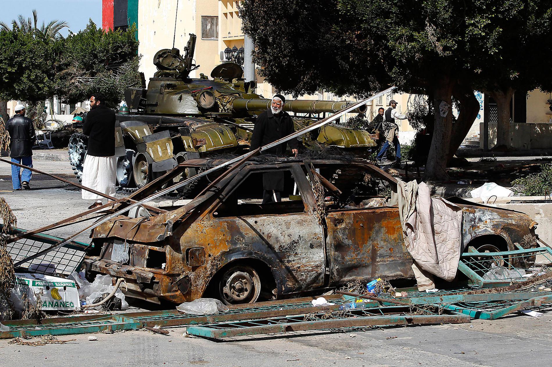 stridsvagnarna RULLAR in Libyens diktator fortsätter att klamra sig fast vid makten trots veckolånga protester. I går trappades striderna upp mellan Gaddafitrogna styrkor och rebeller när 20 stridsvagnar rullade in i Zawiya. De sköt raketer mot byggnader kring torget och minst 30 personer dödades.