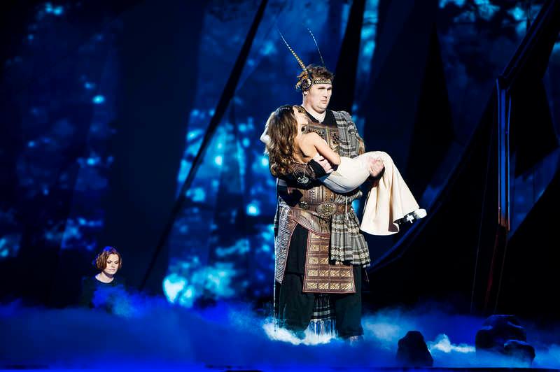 Igor lyfter den ukrainska sångerskan Zlata Ogne­vich (till vänster) i början av hennes nummer ”Gravity”, som tävlar i den första semifinalen i kväll. Och även Nöjesbladets Helena Trus fick känna på lyftet.