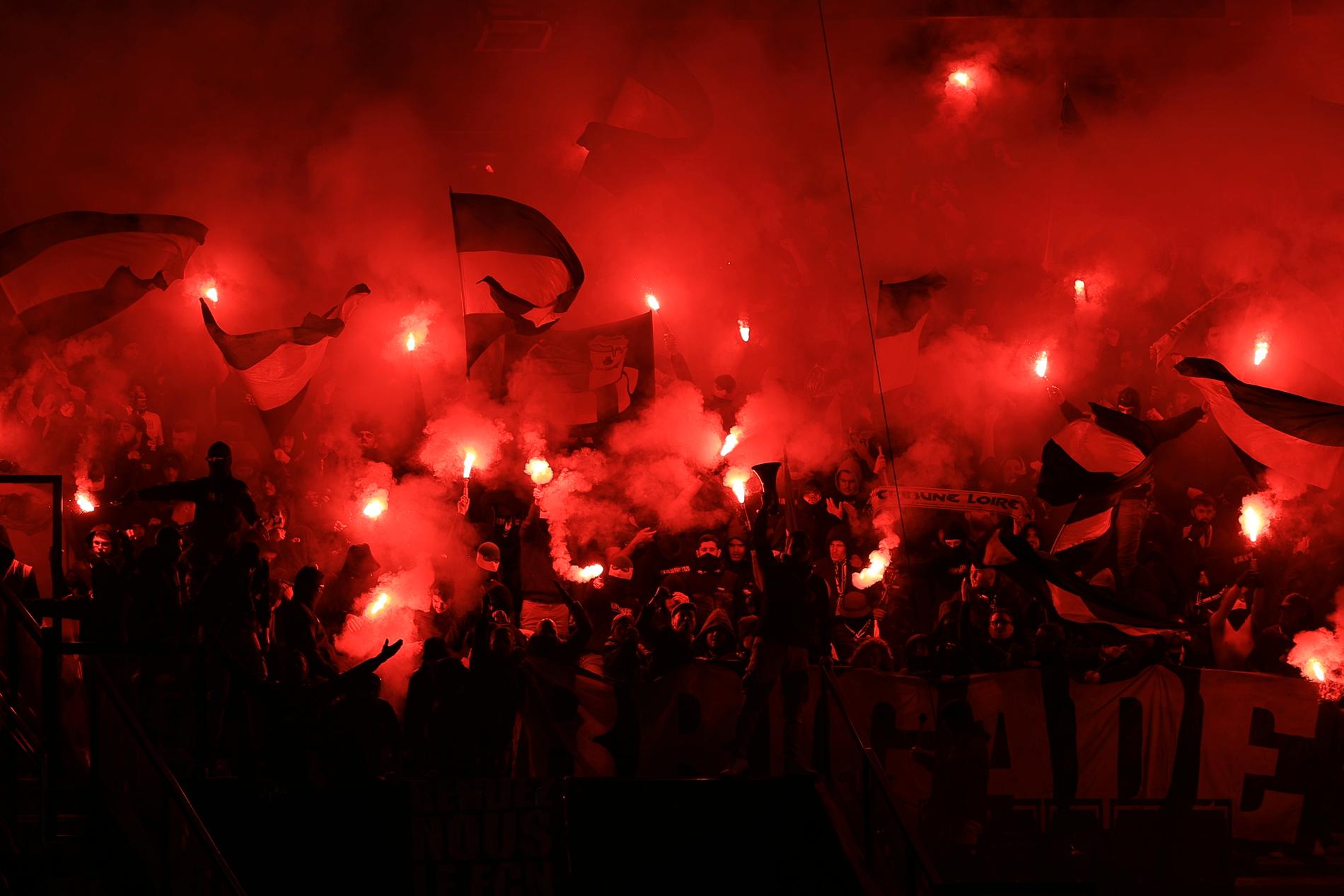 PSG-fans eldar bengaler i samband med matchen mot Nantes i början av mars.