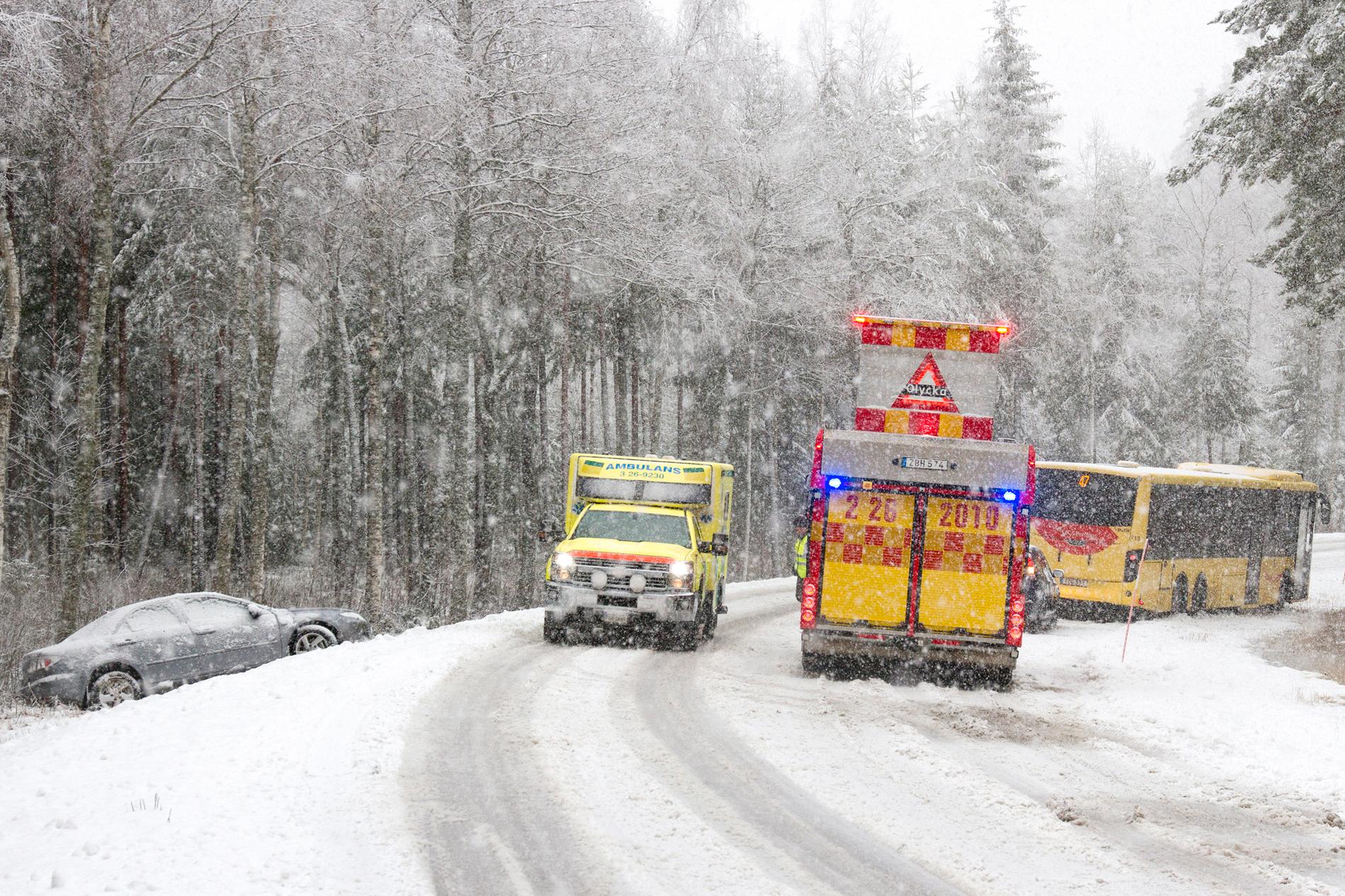 Ambulans och polis på plats vid olycka på väg 272 mellan Årsunda och Sandviken.