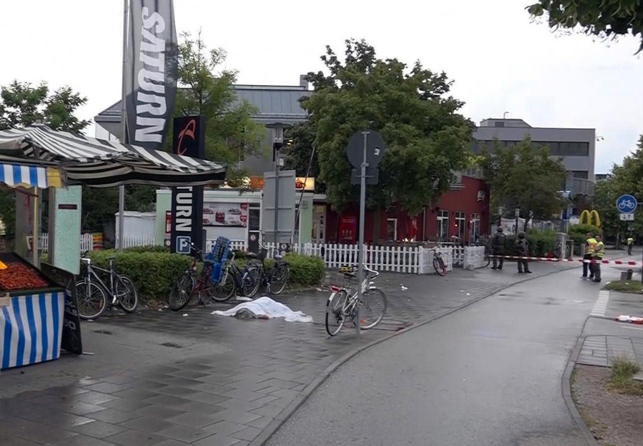 10 personer har dödats, inklusive gärningsmannen och flera personer skadats allvarligt i en skottlossning i centrala München i Tyskland.