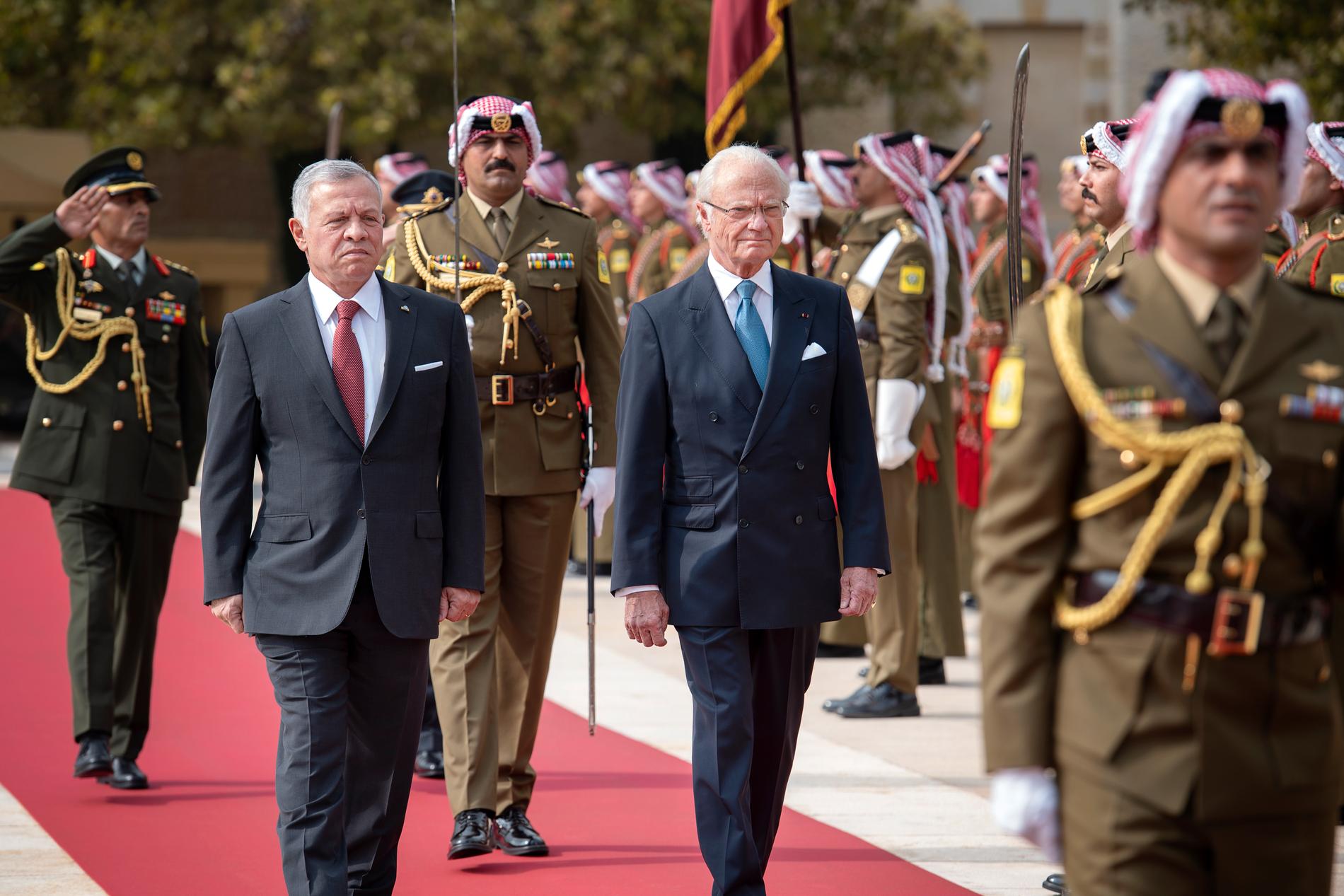 Jordaniens kung Abdullah II bin Al-Hussein tar emot kung Carl XVI Gustaf.  