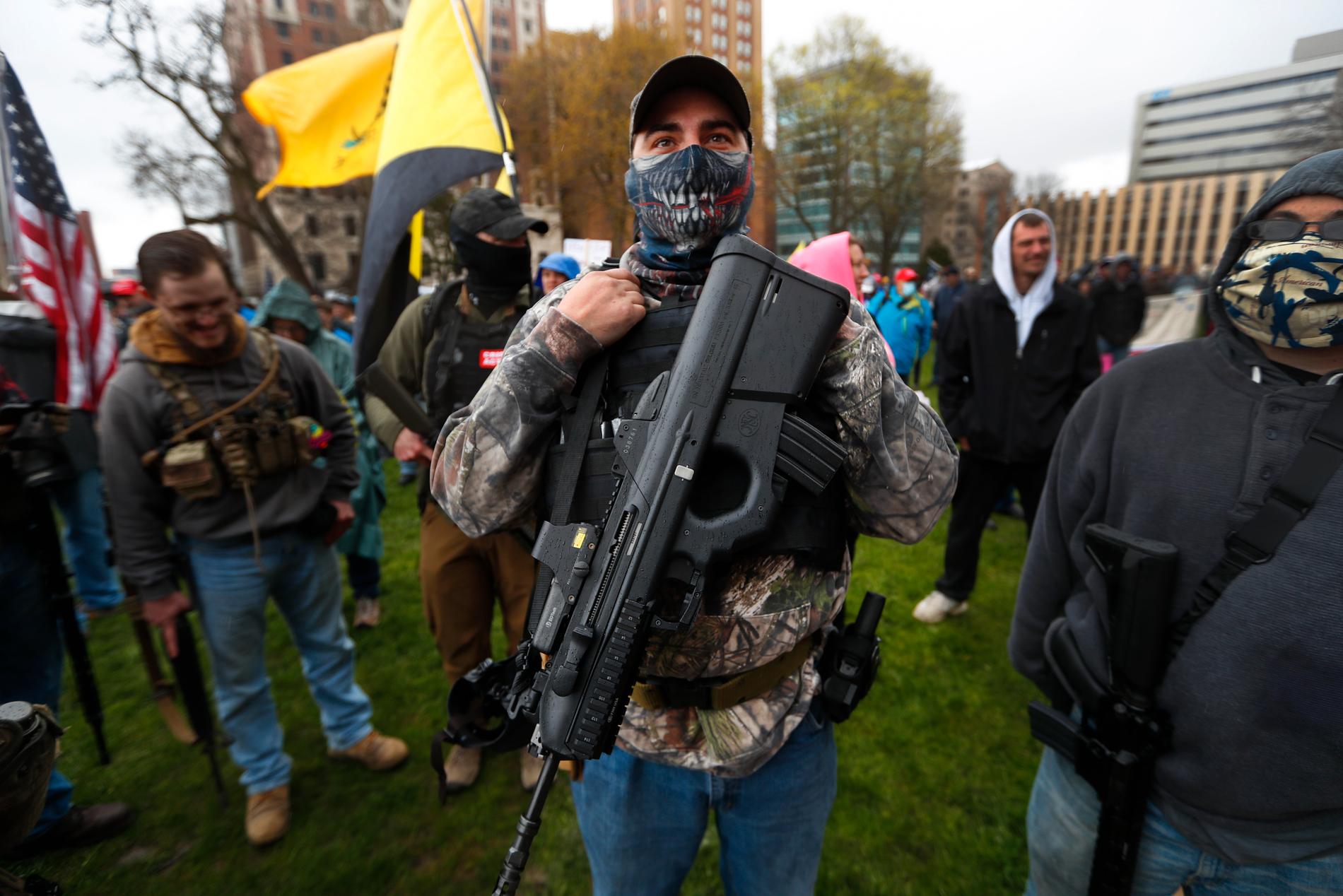En demonstrant med vapen utanför Michigans delstatskongressbyggnad.