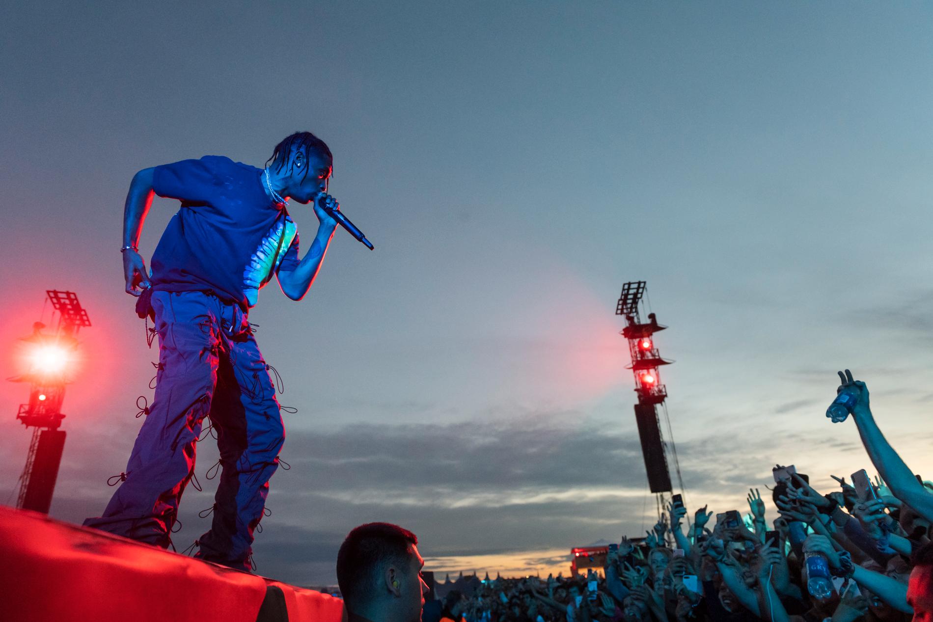 På grund av fotoförbud på kvällens konsert publicerar Aftonbladet en bild på Travis Scott från Lollapalooza 2019. 