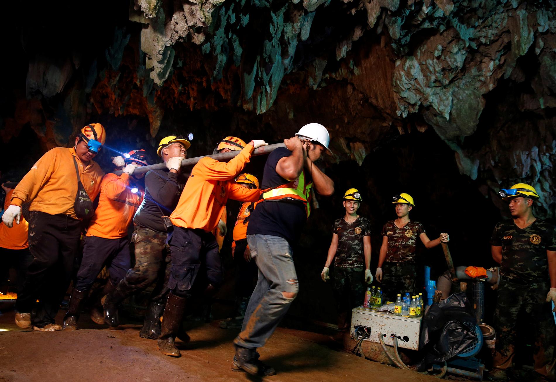 Räddningsarbetare i grottan.