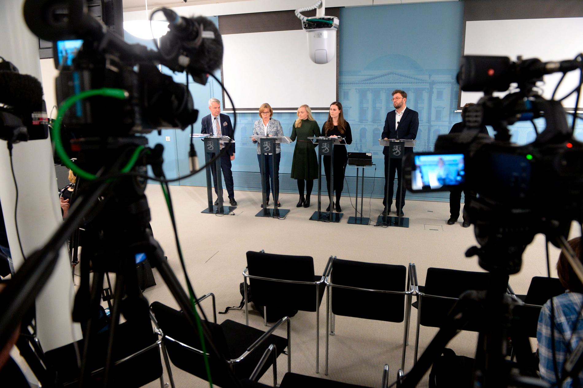 Finlands statsminister Sanna Marin, nummer två i bild från höger, presenterade reserestriktionerna på en presskonferens där många stolar gapade tomma.