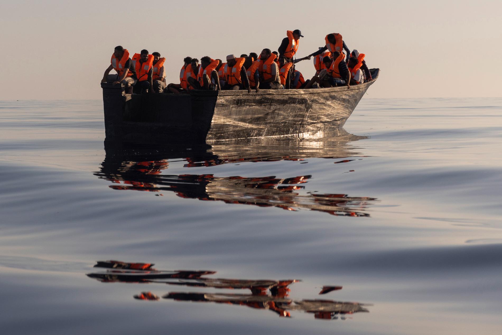 En båt med flyktingar utanför den italienska ön Lampedusa.