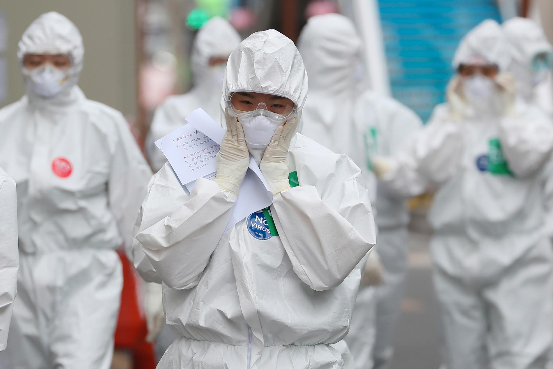 Sjukvårdsanställda i den hårt virusdrabbade staden Daegu i sydöstra Sydkorea på måndagen.
