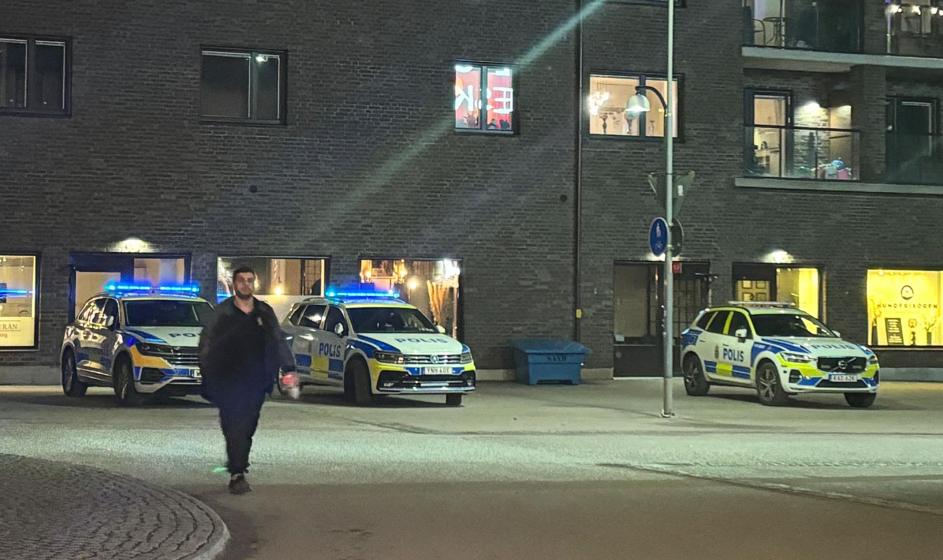 Poliser utanför arenan i Eskilstuna.