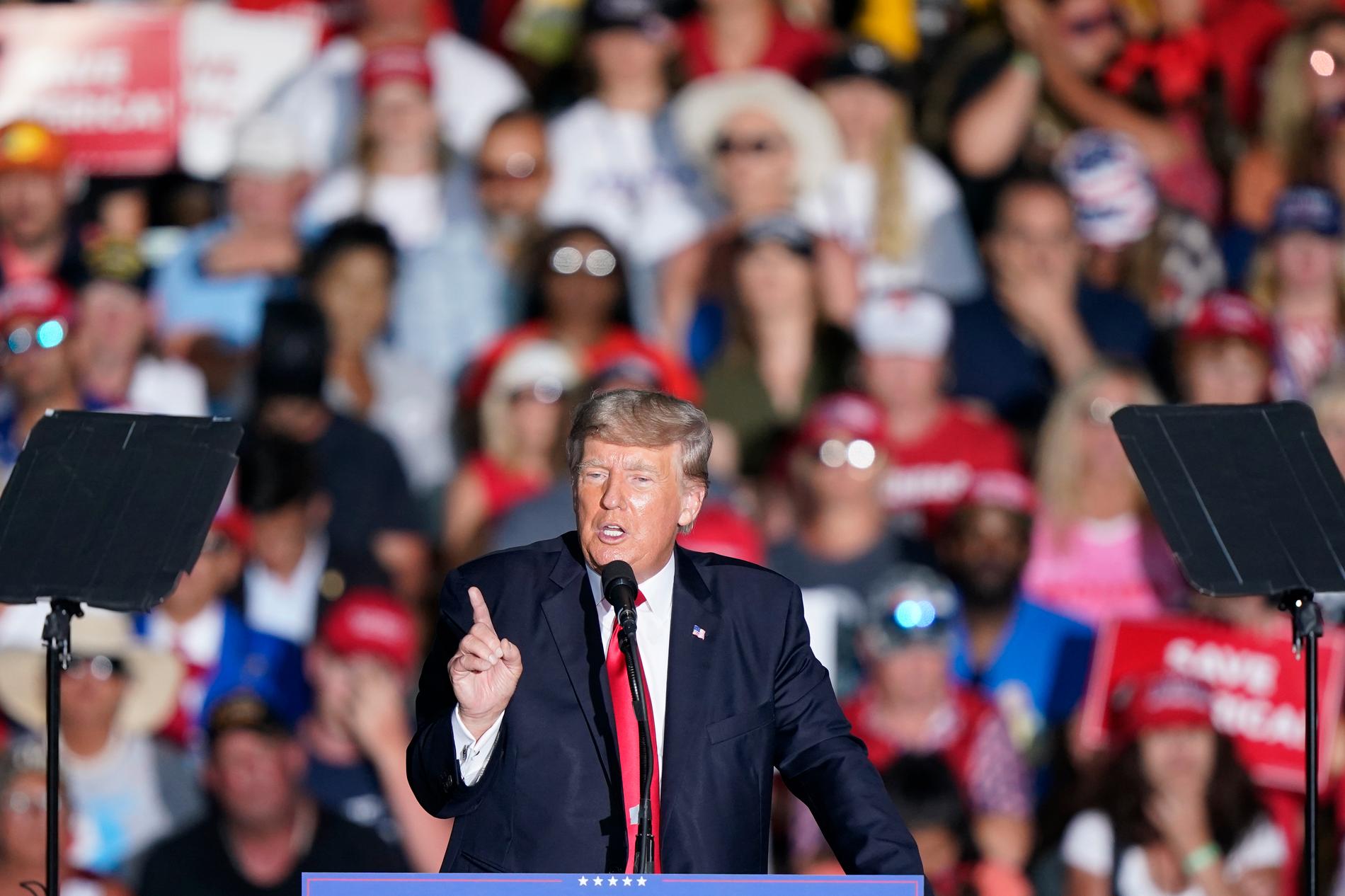 Donald Trump talar på ett massmöte i Wellington, Ohio. 