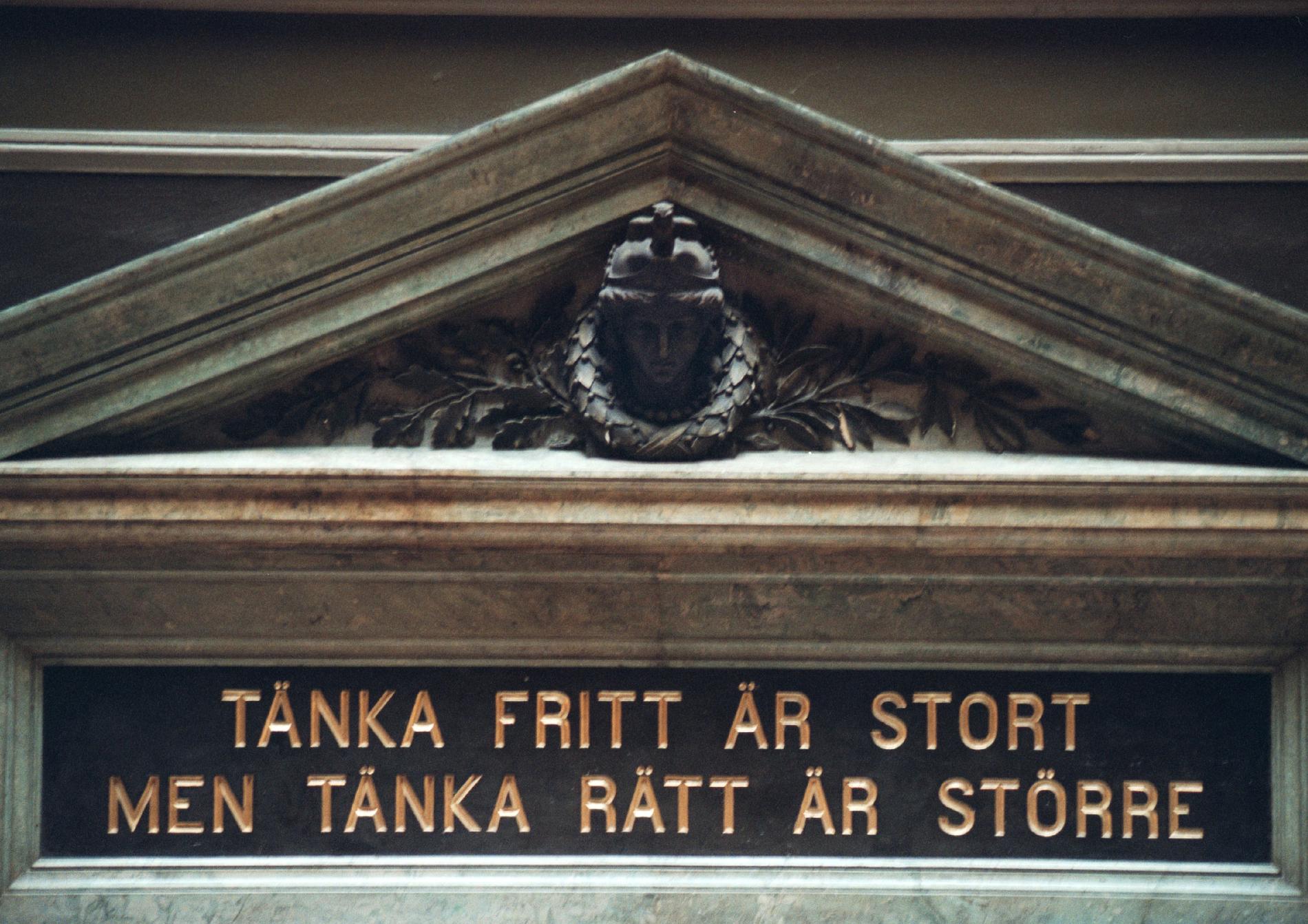 "Tänka fritt är stort men tänka rätt är större". Citat från hus på Uppsala Universitet. Arkivbild.