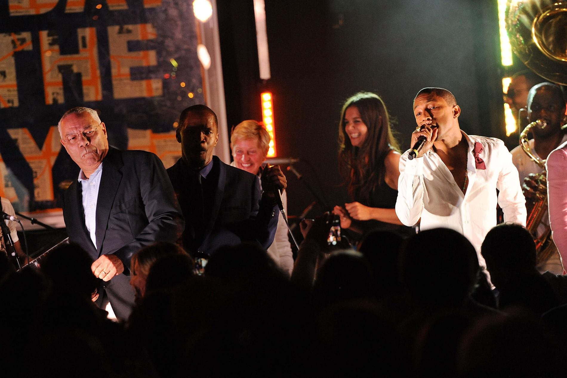 Colin Powell, Jamie Foxx, Ellen DeGeneres, Katie Holmes och Pharrell Williams på 4th Annual Apollo In The Hamptons Benefit den 24 augusti 2013 i New York.