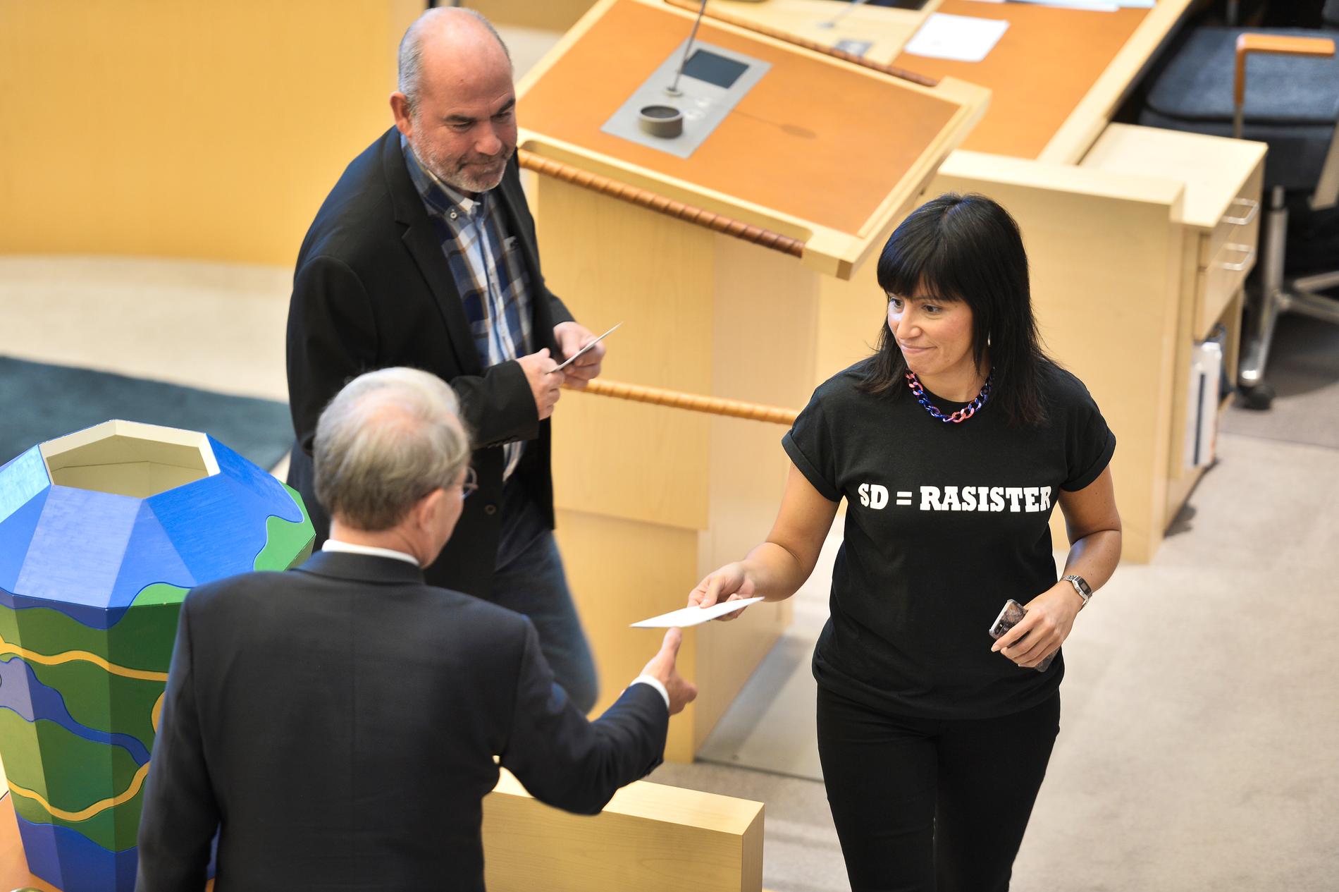 T-shirten Rossana Dinamarca (V) bar vid uppropet i riksdagen fick hon av en kompis som tillverkat tröjor åt bandet Teddybears Stockholm.