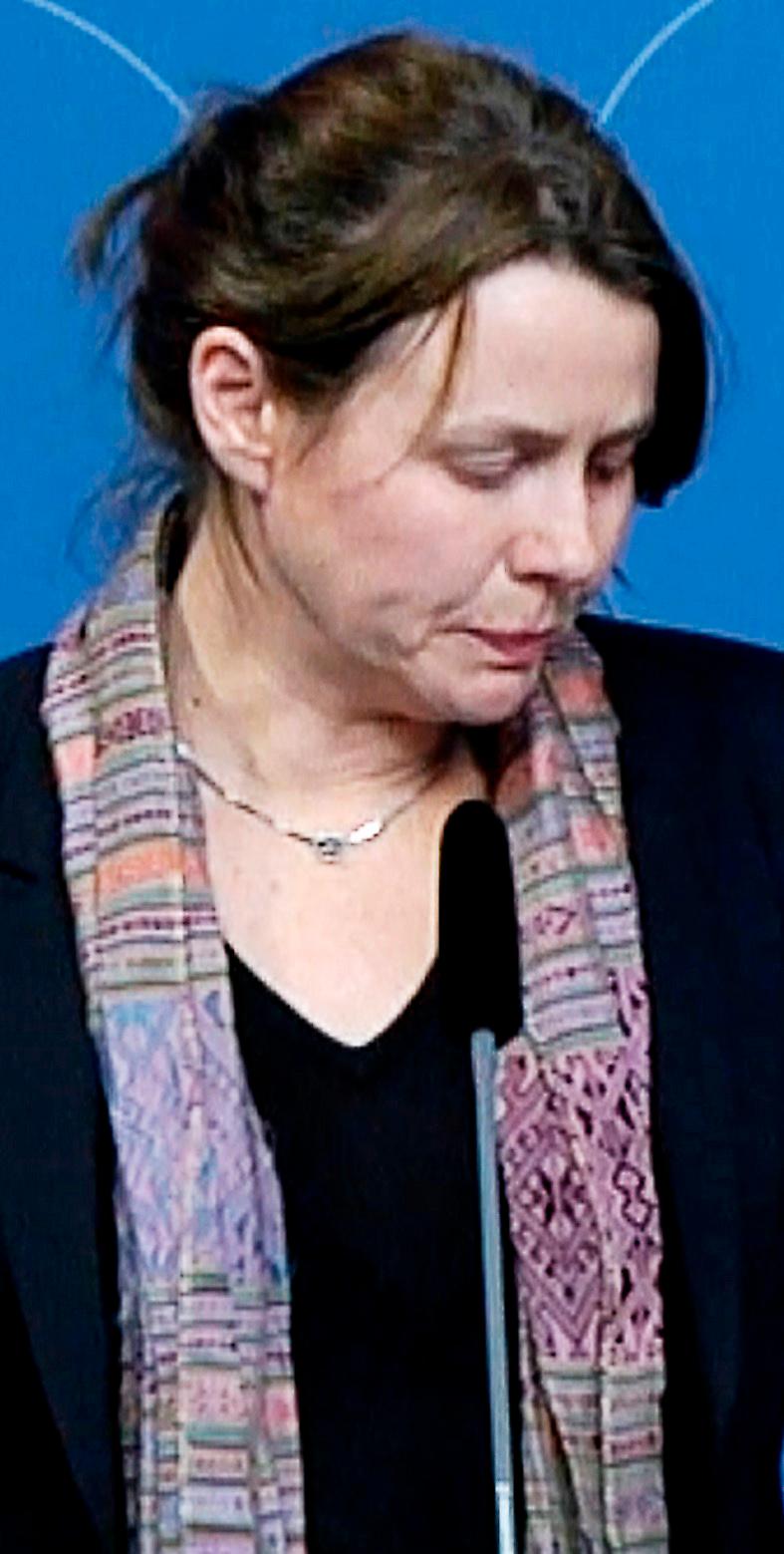Åsa Romson kämpar mot tårarna under presskonferensen om den nya, hårdare asylpolitiken i november 2015.