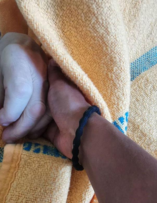 Anitha Clemence bild på Instagram där hon omfamnar sin fars hand.