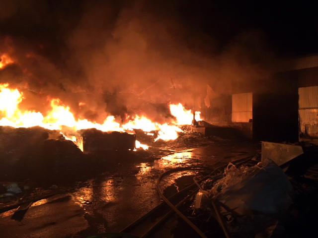Branden rasar i ett äldre industriområde i samhället Stigen.