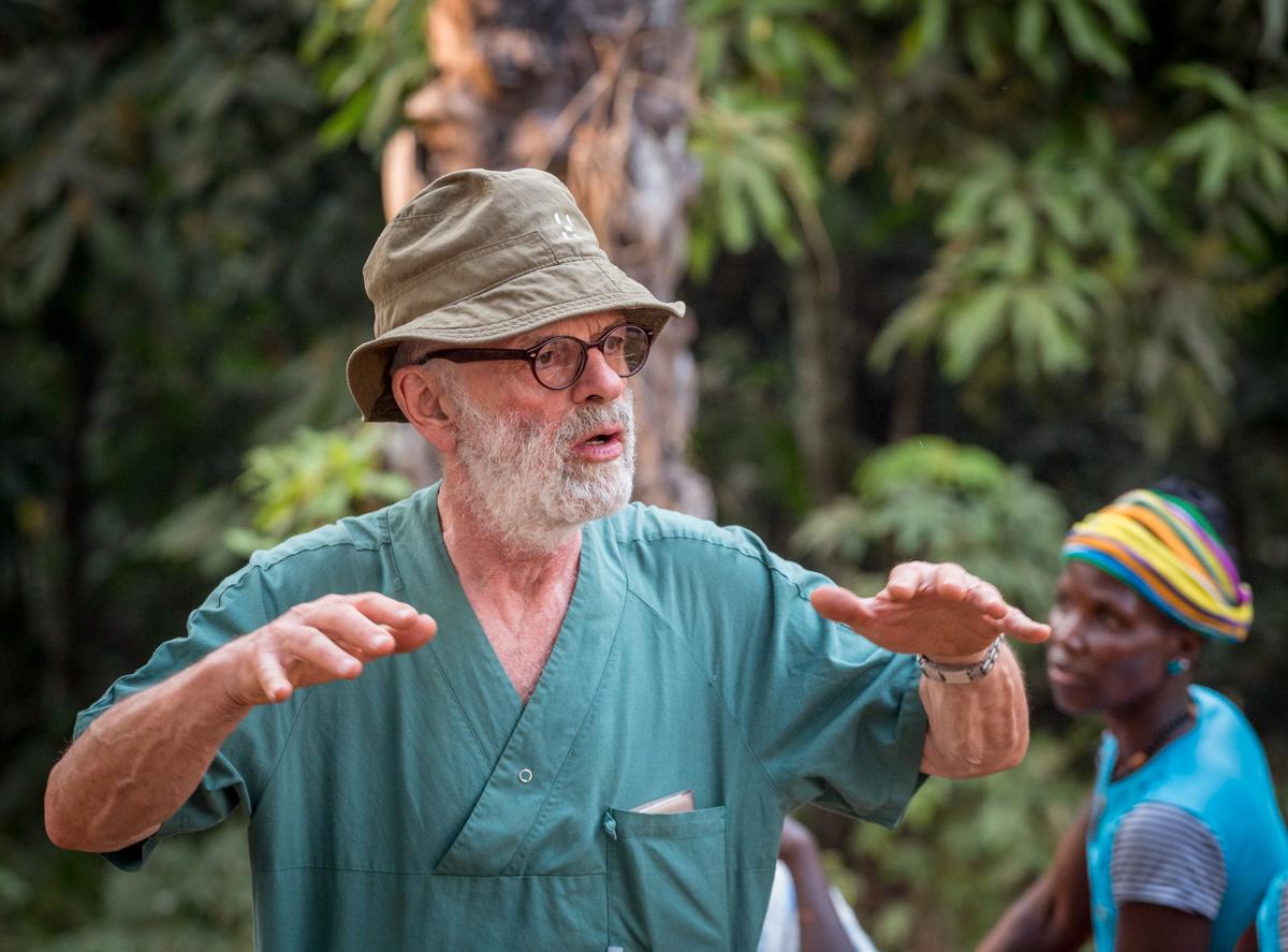 Lars Seligman håller utbildningar ute i byarna. 