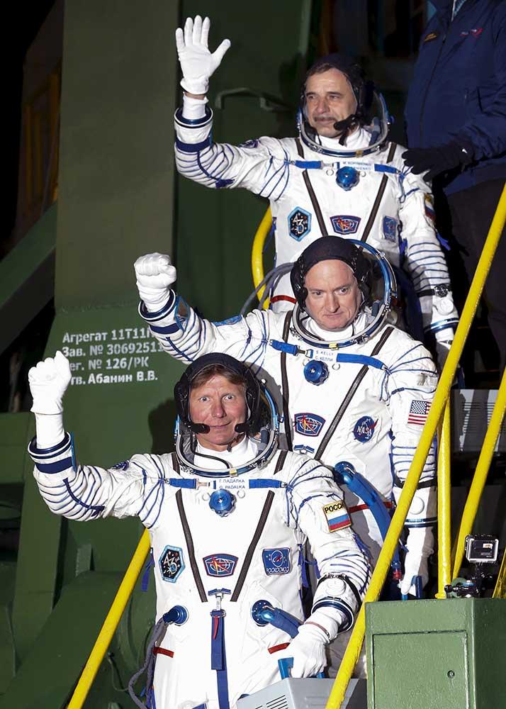Mot rymden ”Hej då, nu åker vi till rymden då”, kan Mikhail Korniyenki (överst), Scott Kelly och Gennady Padalka ha sagt.