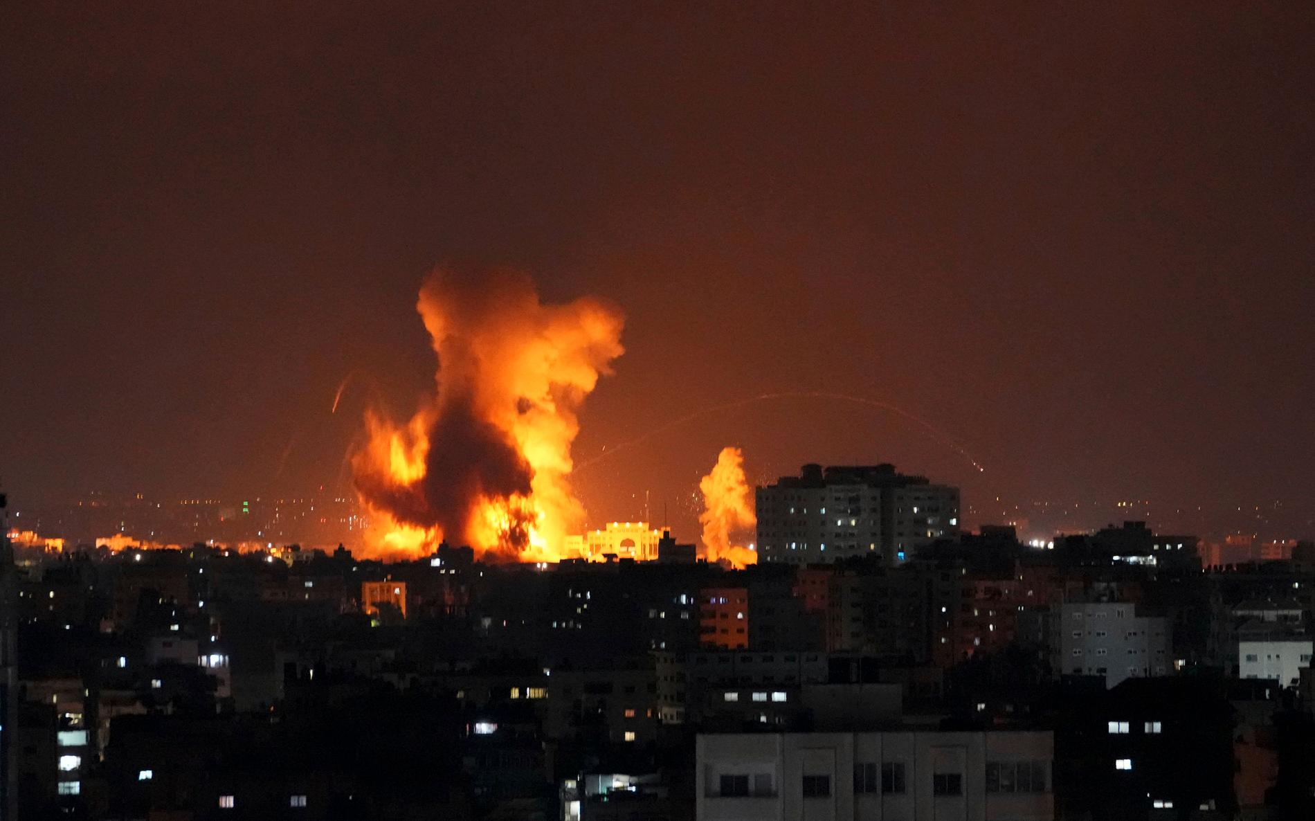 Israeliskt luftanfall mot en byggnad i Gaza City.
