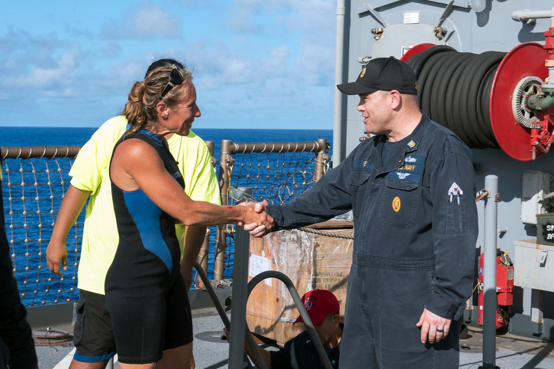 Befälet Gary Wise på USS Ashland välkomnar Jennifer Appel ombord. 