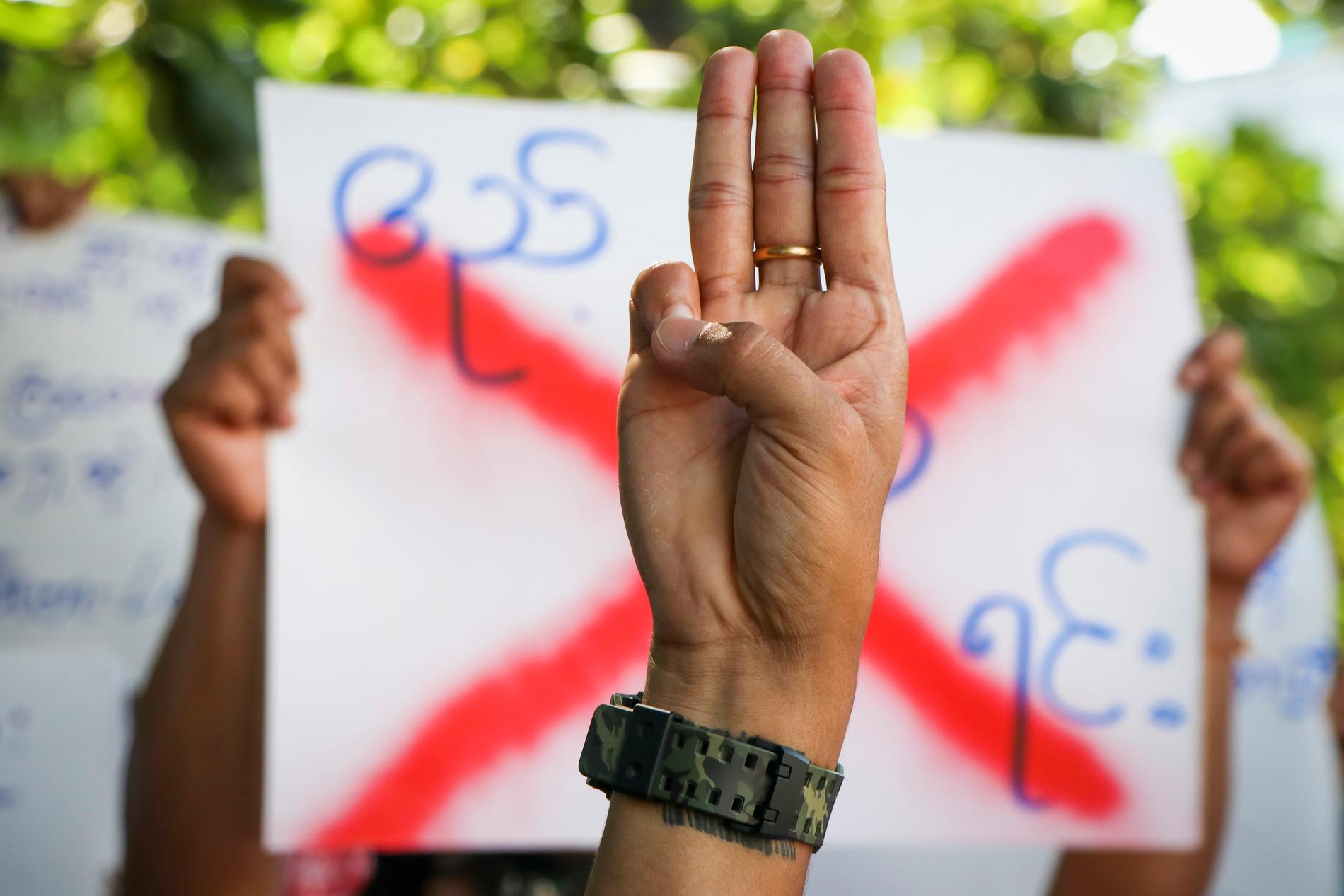 Tre fingrar i luften har blivit proteströrelsens symbol för frihet.