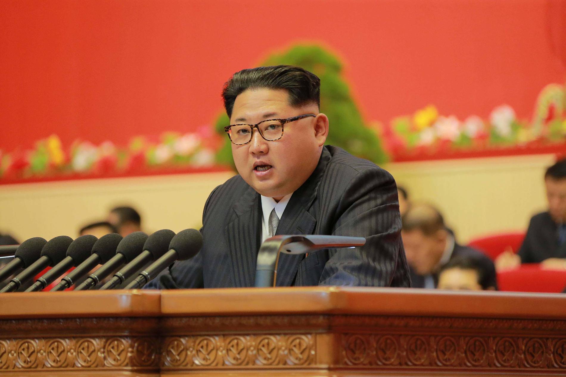 "Som en ansvarsfull kärnvapenstat kommer vår republik inte att använda kärnvapen om inte dess suveränitet inkräktas av några aggressiva fientliga krafter med kärnvapen", sa Nordkoreas ledare Kim Jong-Un i ett tal på partikongressen.