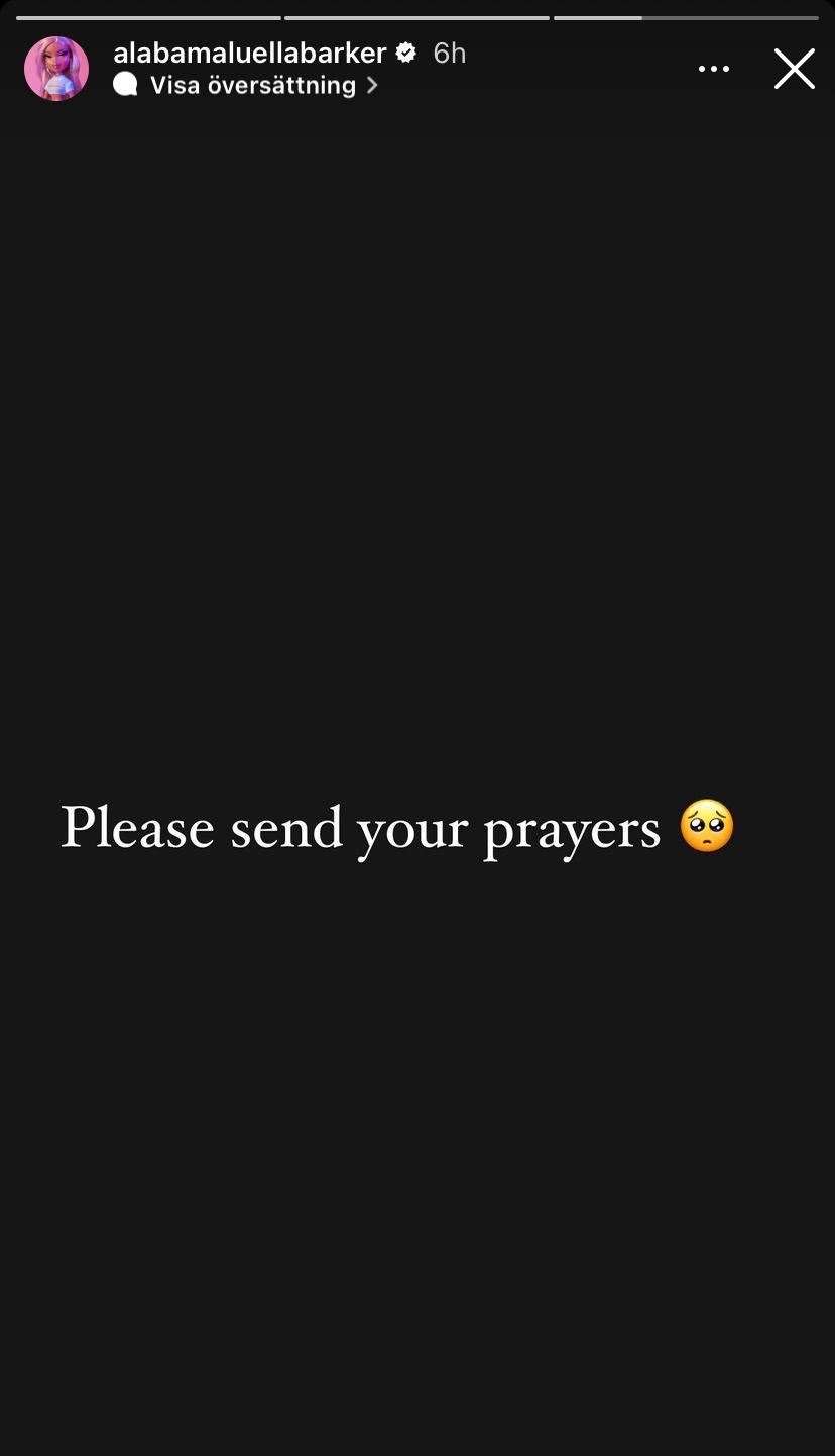 Travis Barkers dotter Alabama har vädjat om böner.