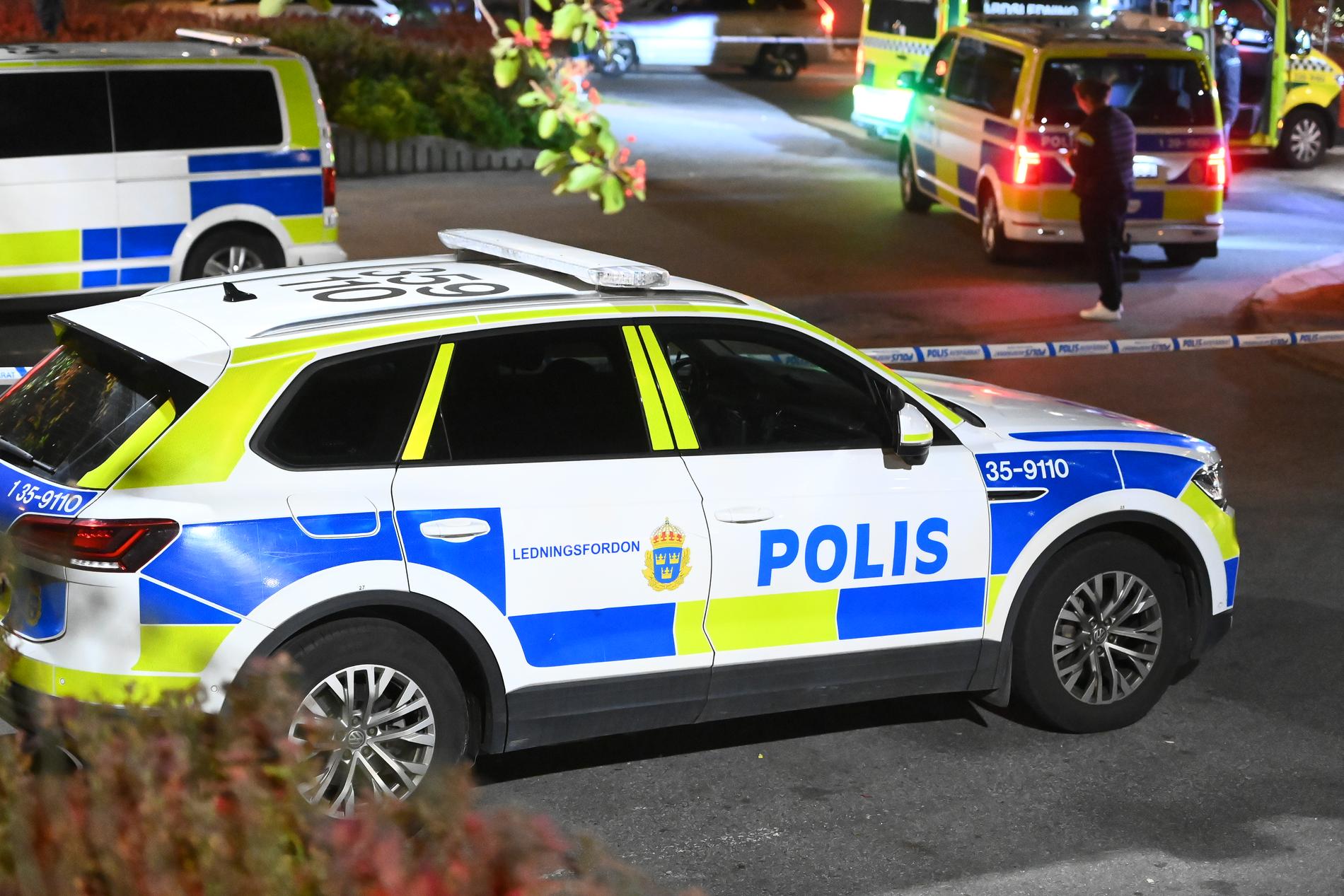 Stort pådrag efter en explosion i Huvudsta i Solna sent på torsdagskvällen.