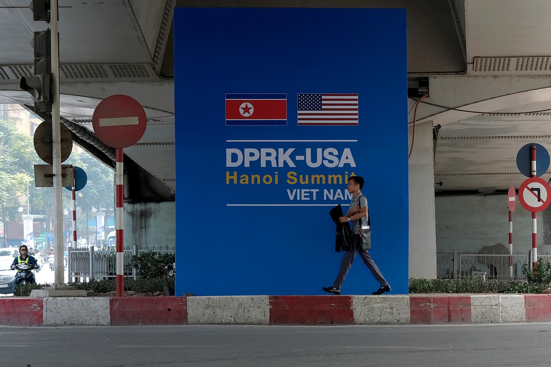 En skylt förkunnar att det är i Hanoi i Vietnam som USA:s president Donald Trump och Nordkoreas diktator Kim Jong-Un ska mötas.