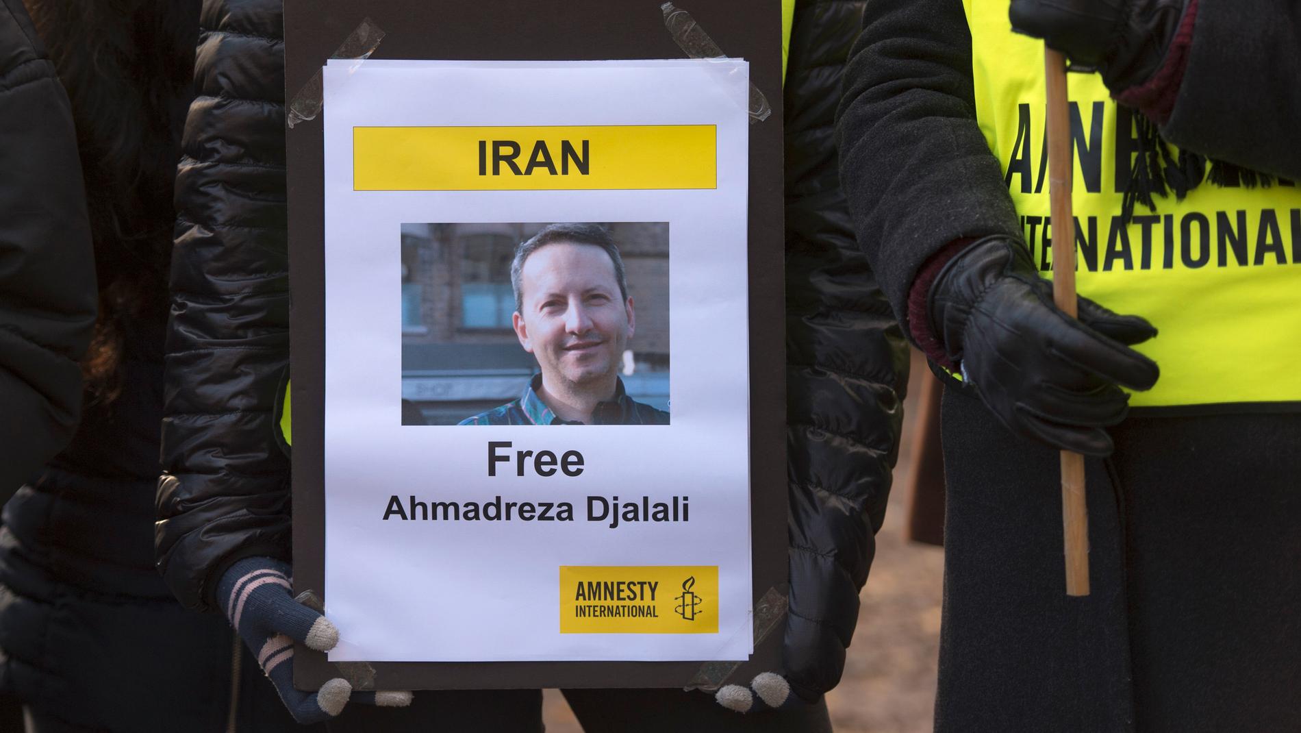 Demonstration utanför Irans ambassad på Lidingö för den fängslade forskaren Ahmedreza Djalali i november 2017.