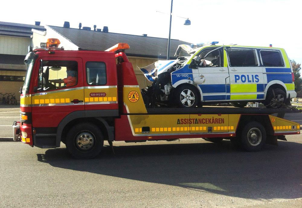 KROCKADE PÅ VÄG TILL KROCK En polisbil på väg till en olycka utanför Östersund krockade. Sju personer har förts till sjukhus.
