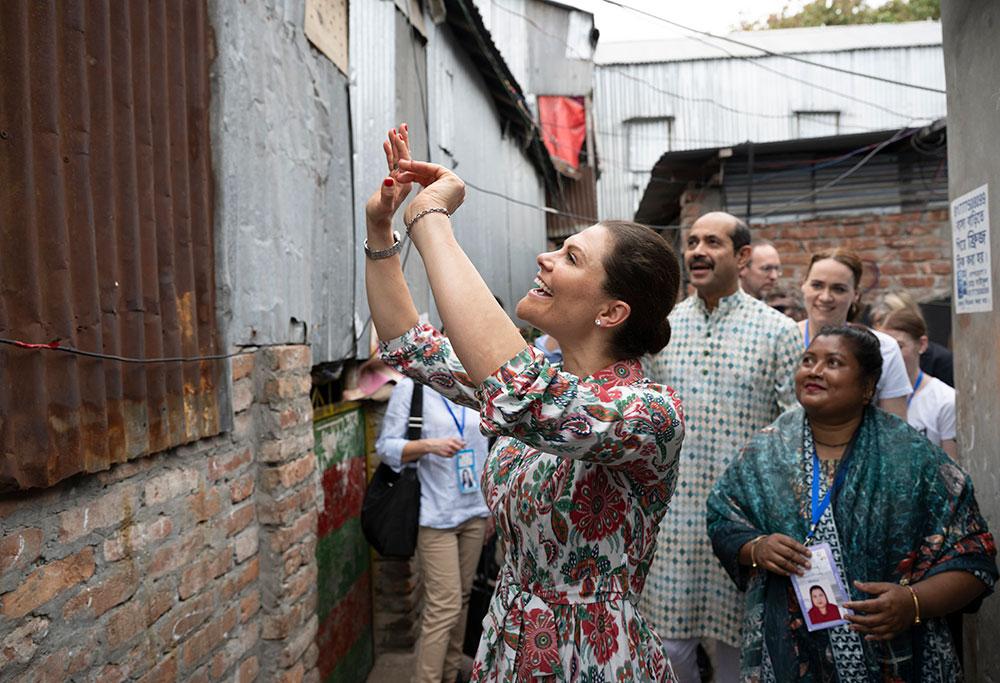 Kronprinsessan Victoria besökte Satalla i norra Dhaka för att titta på ett svenskt UNDP-projekt organiserat av WaterAid.