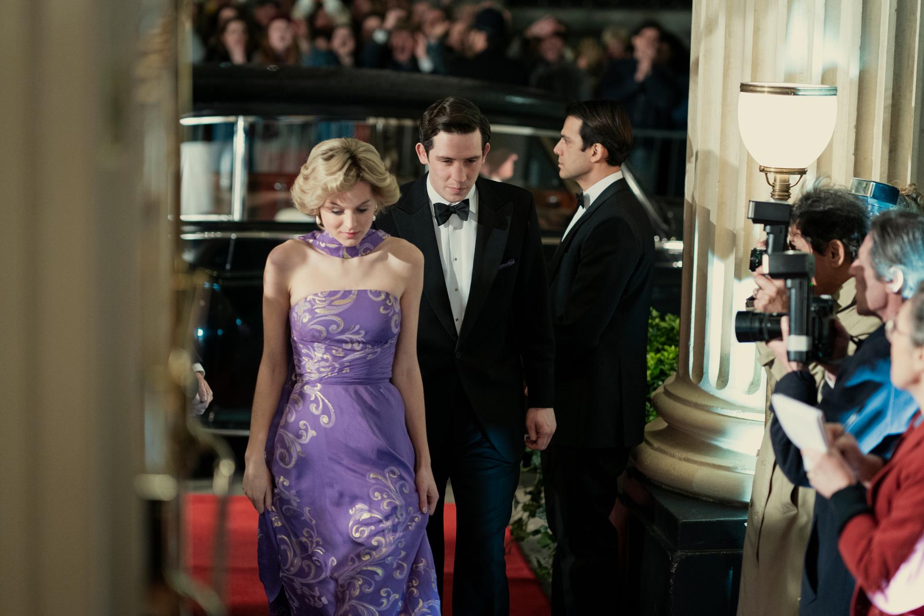Diana spelas av Emma Corrin och prins Charles av Josh O'Connor. Pressbild.