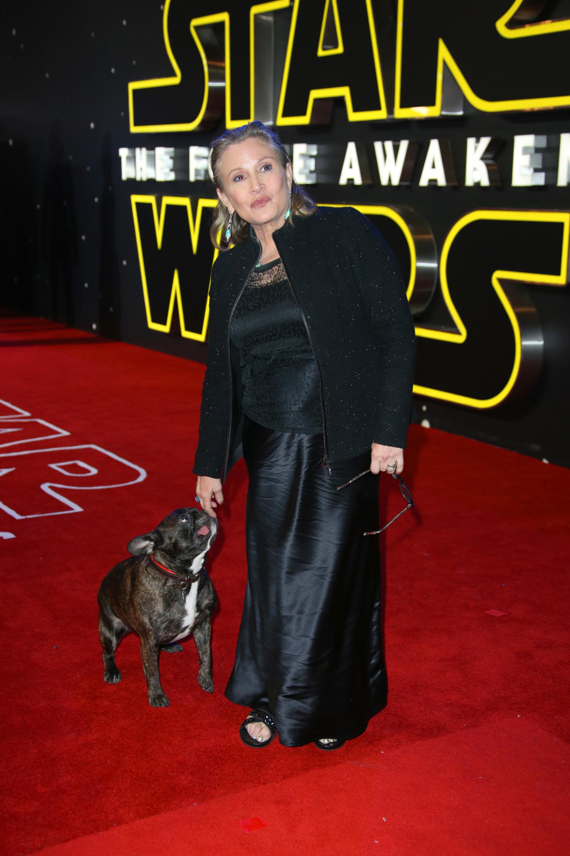 Carrie Fisher under Europapremiären av Star Wars: The Force Awakens.